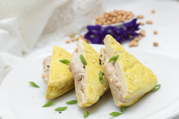 Gedämpfter Tofu mit Hühnchen — Stockfoto