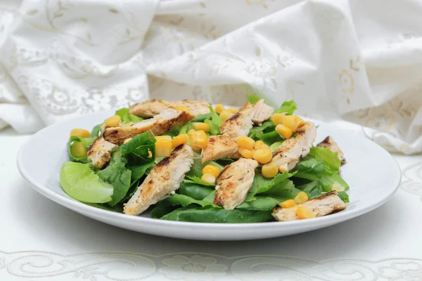Salada de alface com milho e frango — Fotografia de Stock