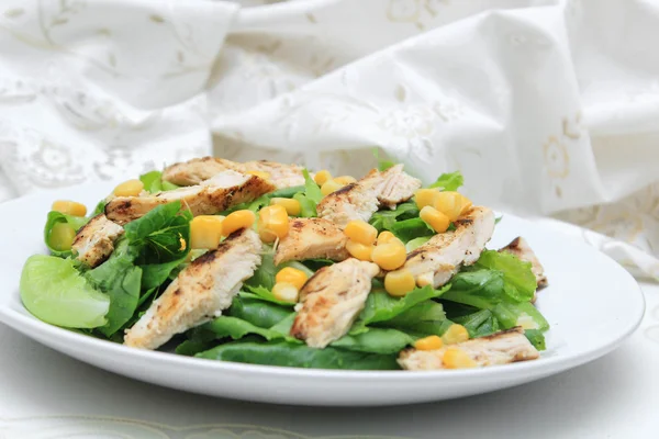 Salada de alface com milho e frango — Fotografia de Stock