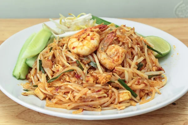 Thai style noodles with shrimp — Stock Photo, Image