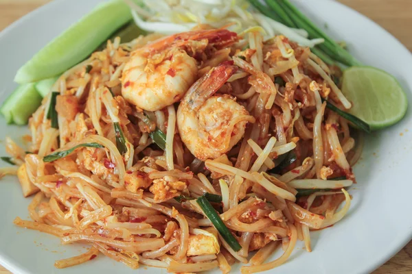 Macarrão estilo tailandês com camarão — Fotografia de Stock