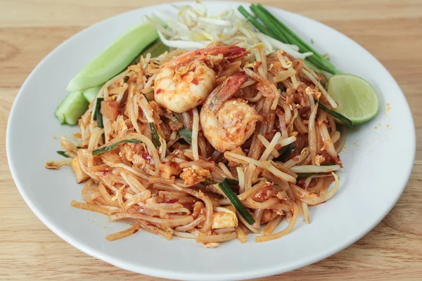 Macarrão estilo tailandês com camarão — Fotografia de Stock