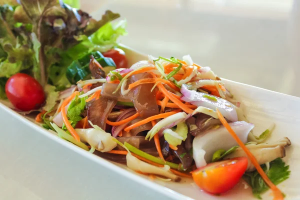 Salada de cogumelos com ervas tailandesas — Fotografia de Stock