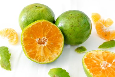 beyaz arkaplanda portakal meyvesi