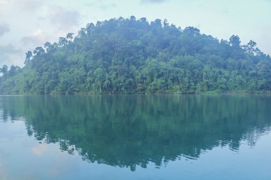 Sal evde Ratchaprapha Barajı, Surat Thani, Tayland