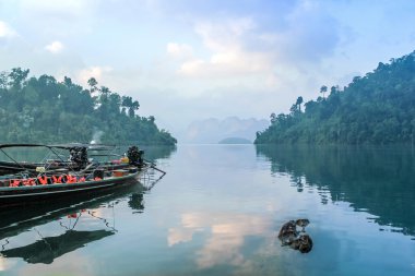 Sal evde Ratchaprapha Barajı, Surat Thani, Tayland