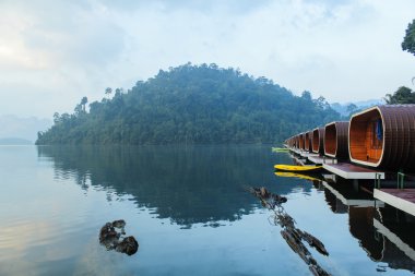 Sal evde Ratchaprapha Barajı, Surat Thani, Tayland
