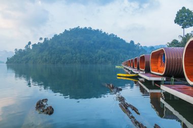 Sal evde Ratchaprapha Barajı, Surat Thani, Tayland