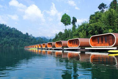 Sal evde Ratchaprapha Barajı, Surat Thani, Tayland