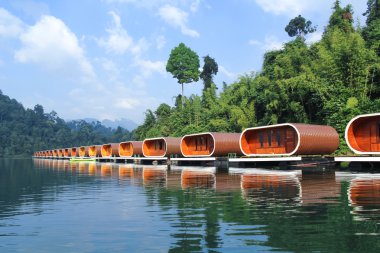 Sal evde Ratchaprapha Barajı, Surat Thani, Tayland