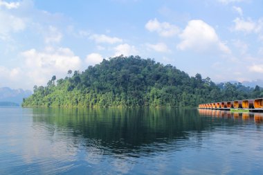 Sal evde Ratchaprapha Barajı, Surat Thani, Tayland