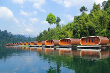 Sal evde Ratchaprapha Barajı, Surat Thani, Tayland