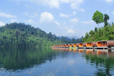 Sal evde Ratchaprapha Barajı, Surat Thani, Tayland