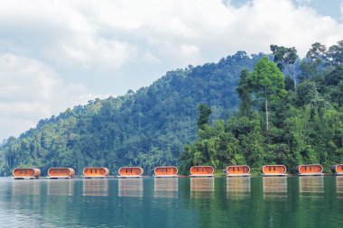 Sal evde Ratchaprapha Barajı, Surat Thani, Tayland