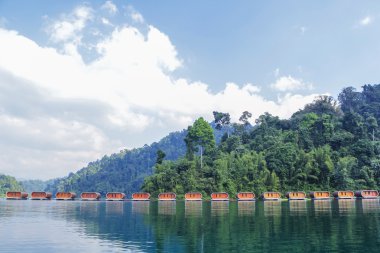 Sal evde Ratchaprapha Barajı, Surat Thani, Tayland