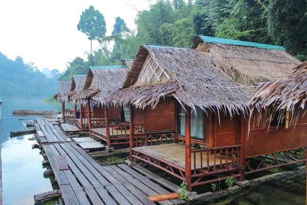 Tratwa House w Ratchaprapha Dam, Surat Thani, Tajlandia — Zdjęcie stockowe