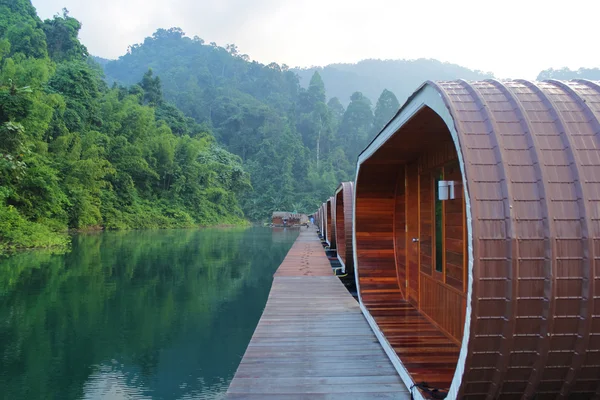 Tratwa House w Ratchaprapha Dam, Surat Thani, Tajlandia — Zdjęcie stockowe