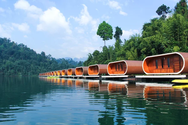 Sal evde Ratchaprapha Barajı, Surat Thani, Tayland