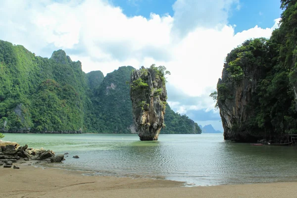 パンガー湾国立公園、タイにある石灰岩は、ジェームズ ・ ボンド島です。 — ストック写真