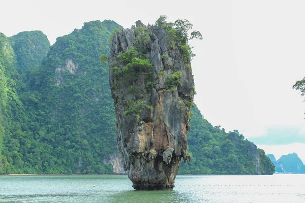 パンガー湾国立公園、タイにある石灰岩は、ジェームズ ・ ボンド島です。 — ストック写真