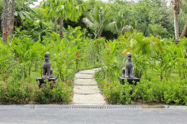 Parco e statua di leoni — Foto Stock