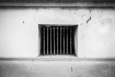Demir çubuk hapiste ile eski pencere çerçevesi