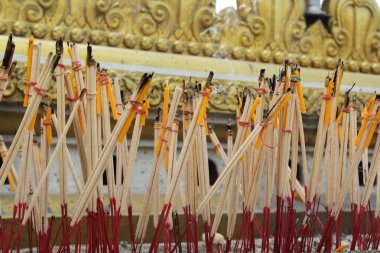tütsü brülör tütsü sopa tütsü sopa üstünde belgili tanımlık yer bir tencerede