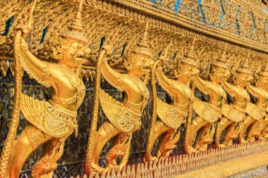 Altın heykeli altında golden pagoda wat pra keaw, Bangkok, Tayland