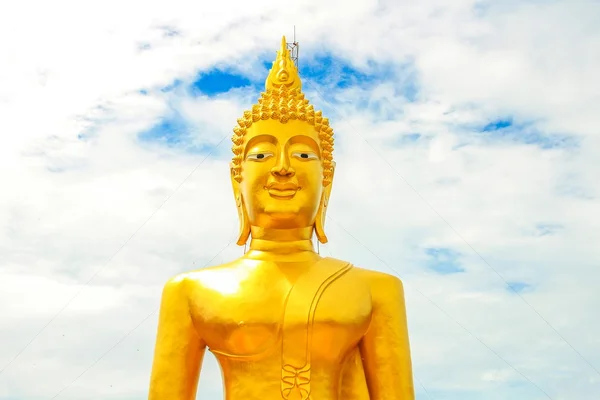 Statue de Bouddha sur fond de ciel — Photo