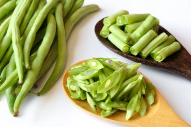 bir kaşık üzerinde taze yeşil fasulye