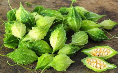 ahşap zemin üzerine yeşil acı su kabakları