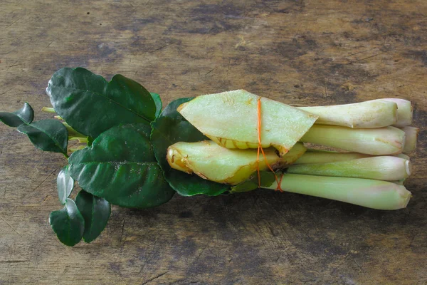 Galangal, hojas de bergamota y hierba de limón —  Fotos de Stock