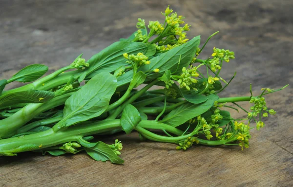 Feuille de canton sur fond bois — Photo