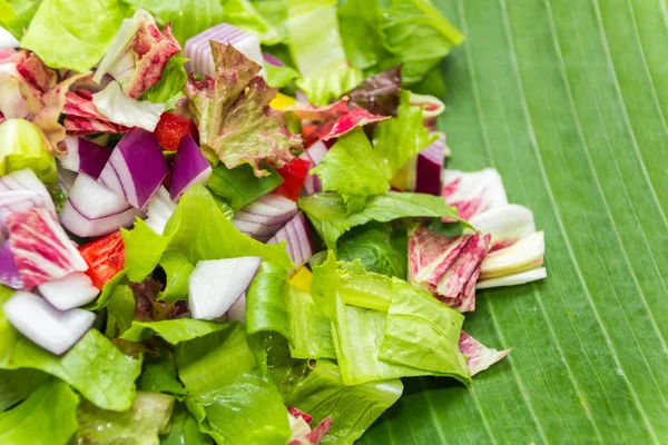 Salada picada em folha de banana — Fotografia de Stock