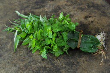 Tay sebze, nane, taze soğan, limon yaprağı ve Vietnamca kişniş