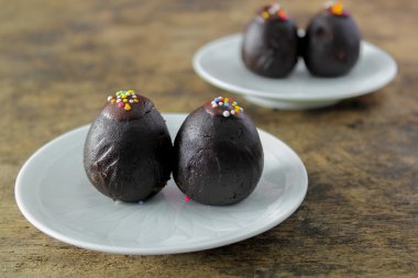 Çikolatalı topping beyaz plaka üzerinde topla