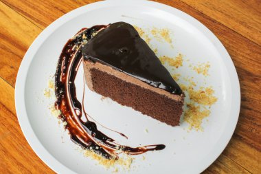 Beyaz tabakta çikolatalı pasta.