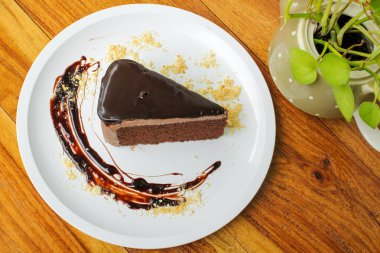 Beyaz tabakta çikolatalı pasta.