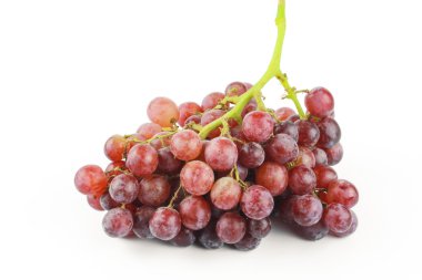 Beyaz üzerine izole edilmiş kırmızı üzüm.