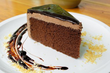 Beyaz arka planda çikolatalı pasta