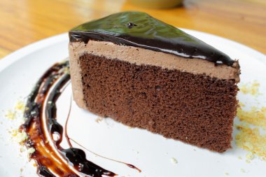 Beyaz arka planda çikolatalı pasta