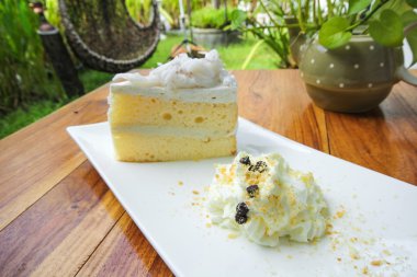 Beyaz tabakta Hindistan cevizli kek