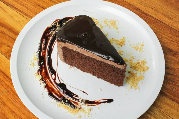 Beyaz tabakta çikolatalı pasta.