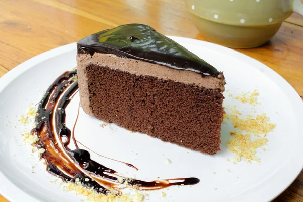 Pastel de chocolate en un plato blanco — Foto de Stock