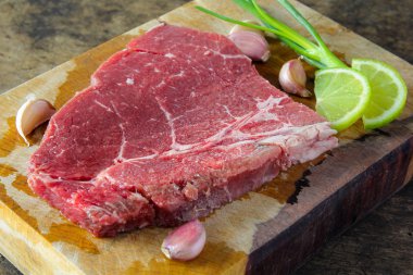 Top yuvarlak biftek hazırlık yemek pişirmek için slayt