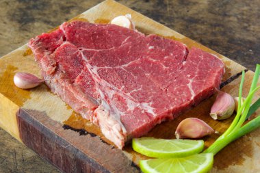 Top yuvarlak biftek hazırlık yemek pişirmek için slayt