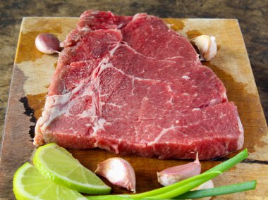 Top yuvarlak biftek hazırlık yemek pişirmek için slayt