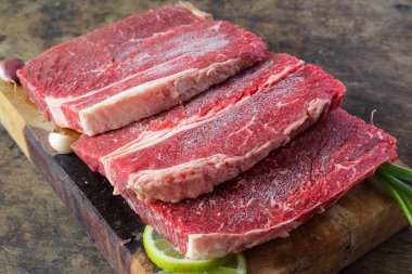 Top yuvarlak biftek hazırlık yemek pişirmek için slayt