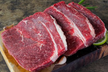 Top yuvarlak biftek hazırlık yemek pişirmek için slayt