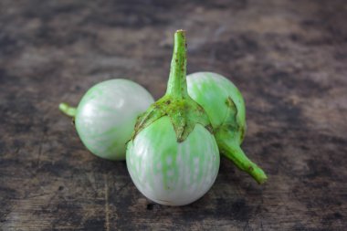 Ahşap arka plan üzerinde Tay patlıcan